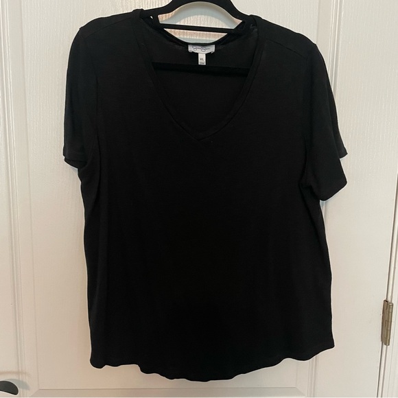 Jessica Simpson Black Short Sleeve V-Neck Top - Picture 1 of 4